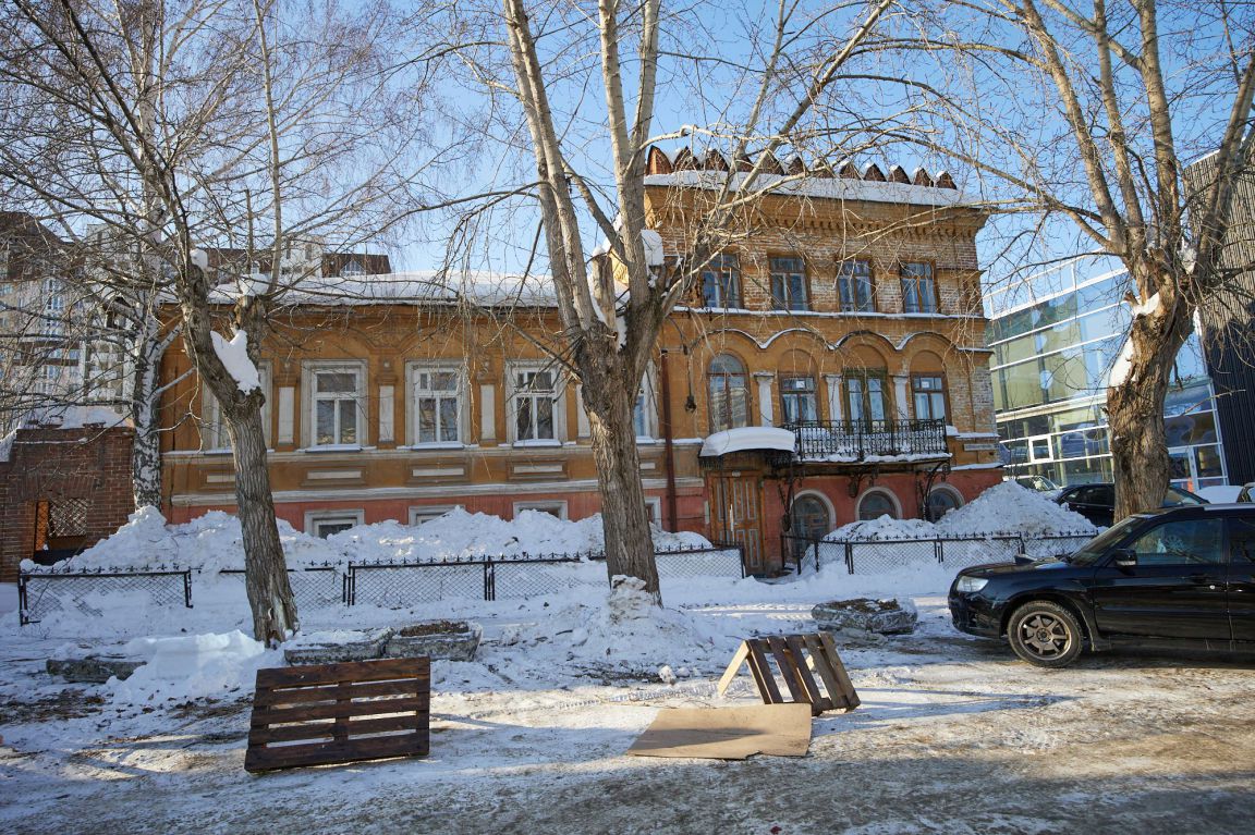 В Екатеринбурге стартовали работы возле памятника архитектуры на  Октябрьской Революции - «Уральский рабочий»